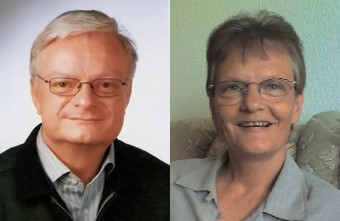 Ein älterer Mann und eine ältere Frau lächeln in die Kamera. Sie tragen beide Brillen und sind vor verschiedenen Hintergründen fotografiert.