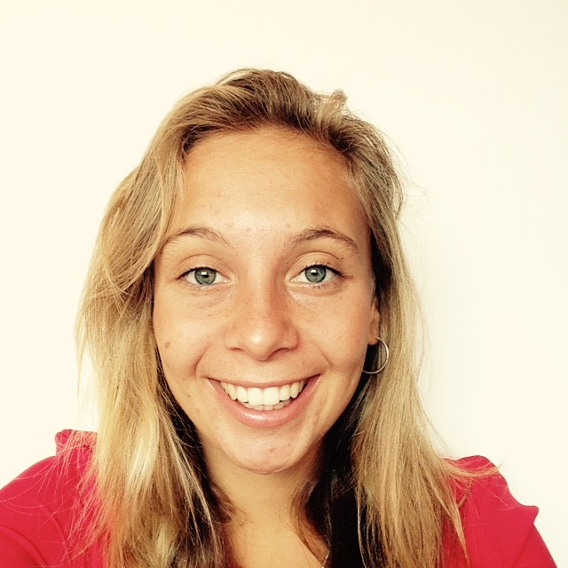 Eine junge Frau mit langen blonden Haaren und einem freundlichen Lächeln.