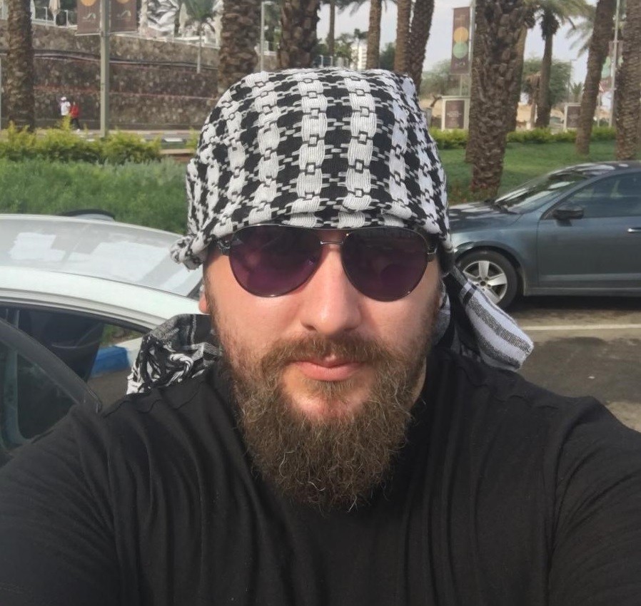 Ein Mann mit keffiyeh und Sonnenbrille im Freien